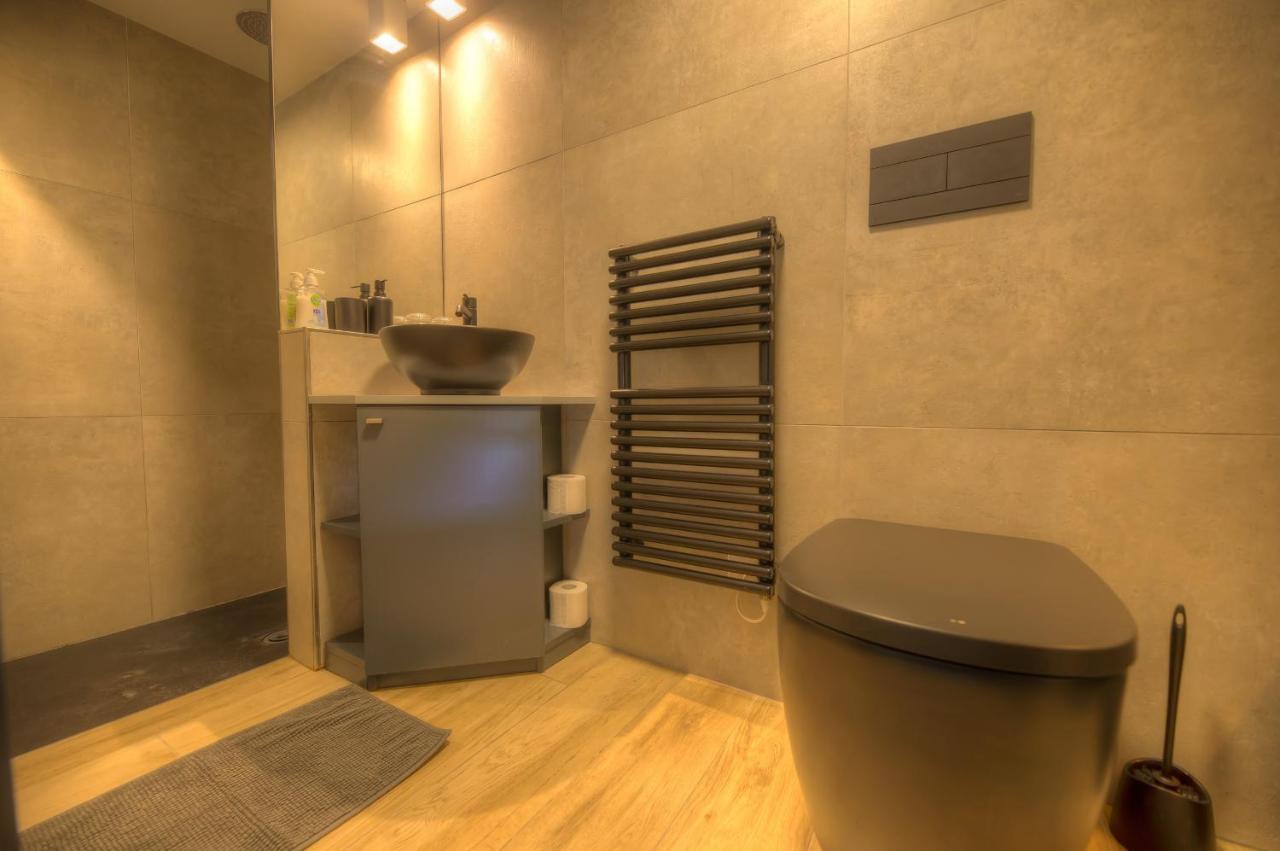 Cute And Modern Duplex In Ideal Location Rcas1-1